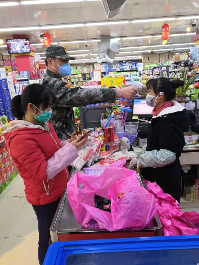 何立鑫同志在樂平鎮南邊市場監測超市員工體溫.jpg
