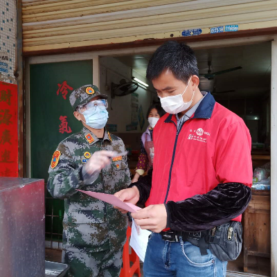 郭錦祥同志在樂平鎮范湖市場為餐飲店主講解防疫要求.jpg